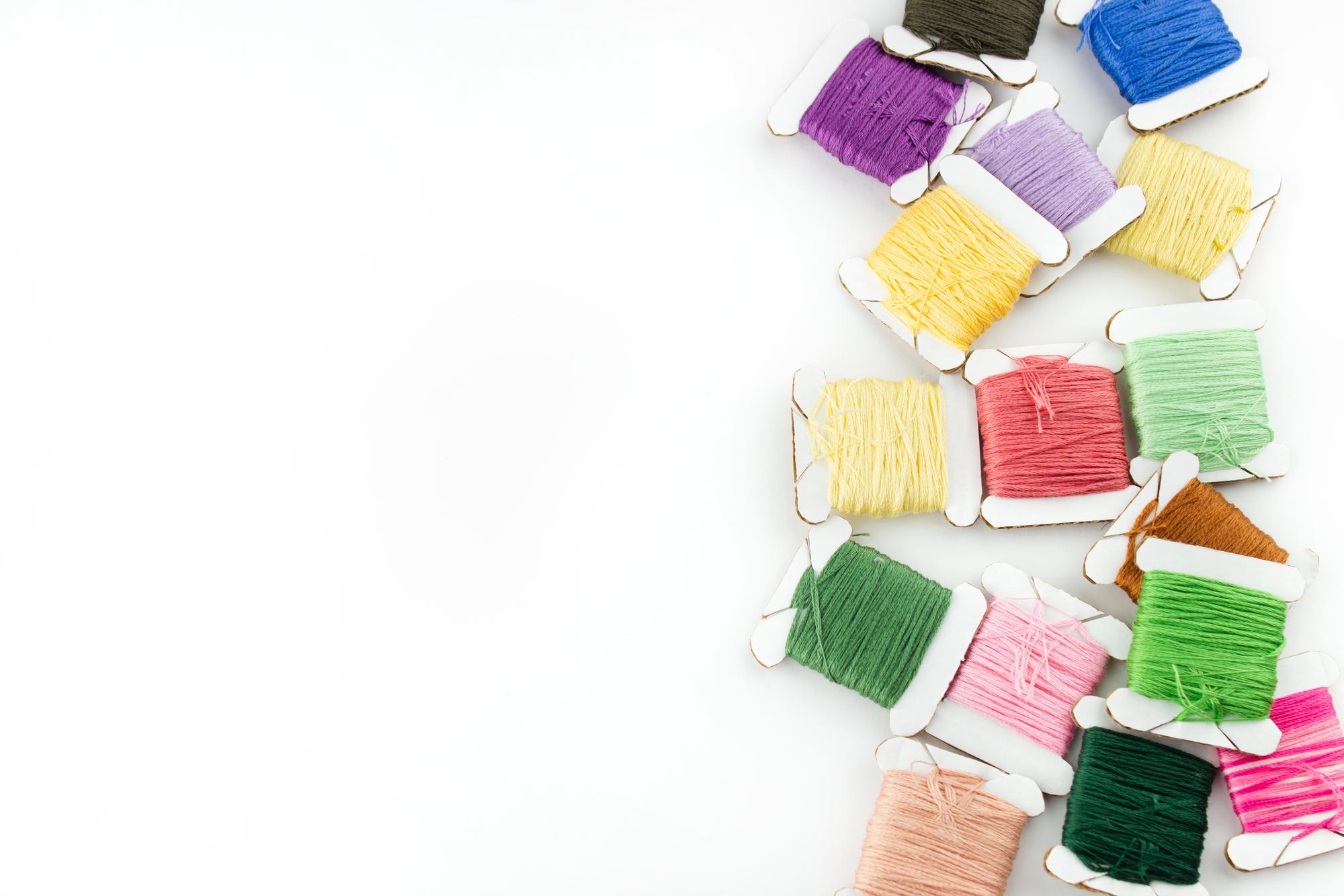 Set di fili colorati e schema di lavoro